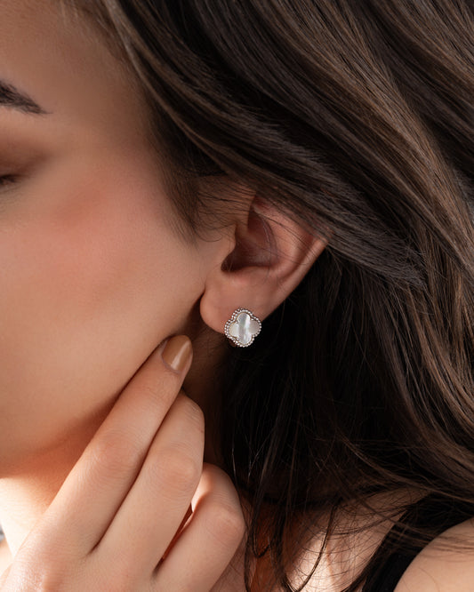 925 Ayar Beyaz Sedef Taşlı Rodyum Van Cleef Yonca Gümüş Küpe