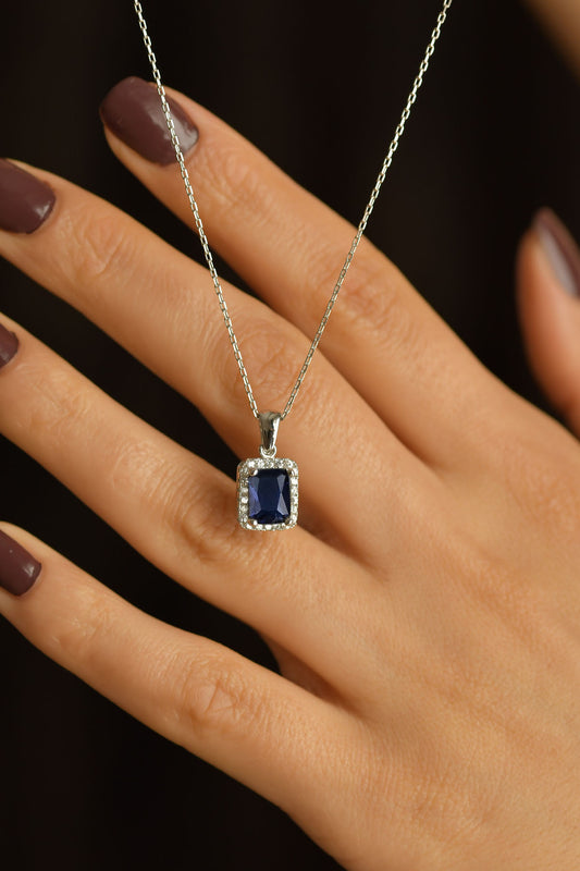 925 Ayar Safir Taşlı Rodyum Tektaş Baget Gümüş Kolye