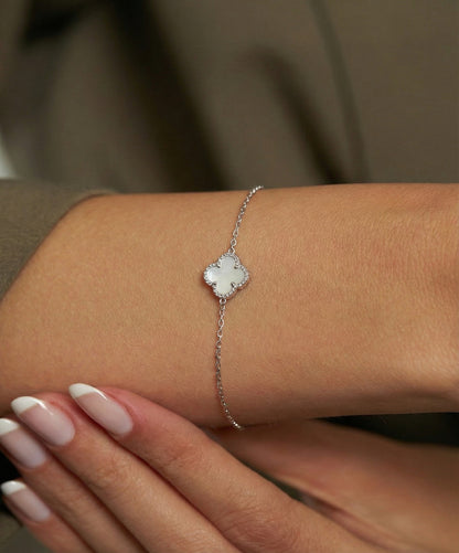 925 Ayar Beyaz Sedef Taşlı Rodyum Tekli Yonca Gümüş Bileklik