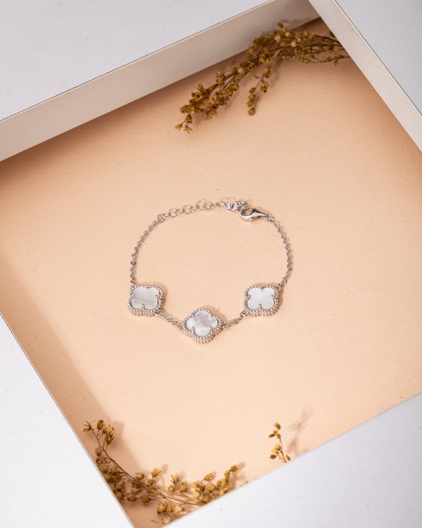 925 Ayar Beyaz Sedef Taşlı Rodyum Van Cleef Üçlü Yonca Gümüş Bileklik