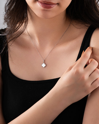 925 Ayar Beyaz Sedef Taşlı Rodyum Van Cleef Yonca Gümüş Kolye