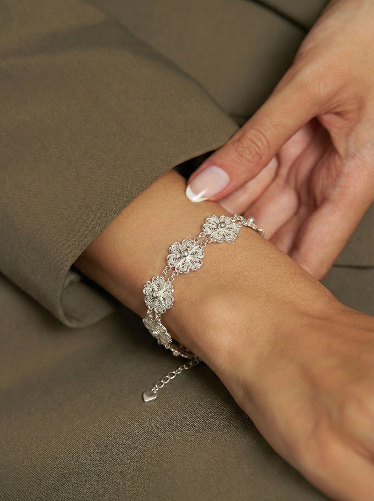 925 Ayar Geleneksel Telkari Elişi Çiçek Motifli Sıralı Gümüş Bileklik (Ayarlanabilir)