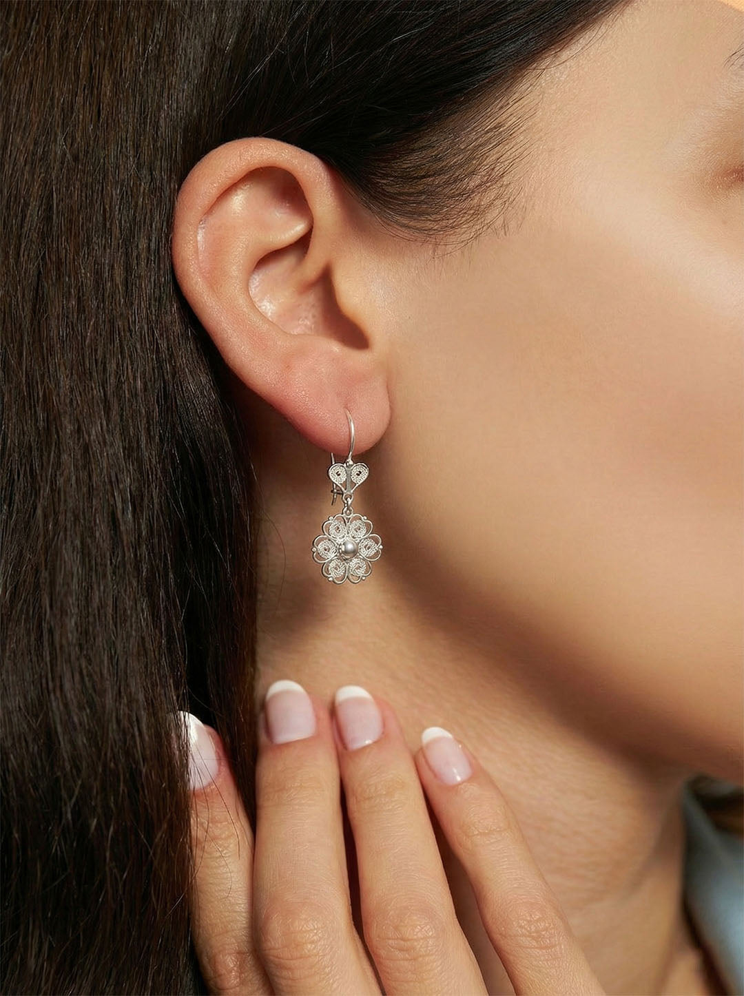 925 Ayar Geleneksel Telkari Elişi Sanatı Gümüş Çiçek Motifli Sallantılı Küpe