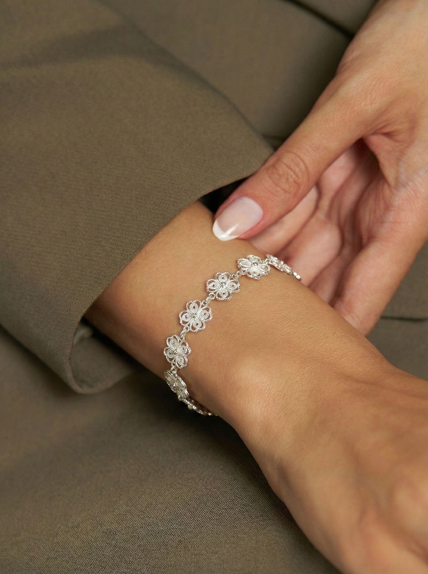 925 Ayar Geleneksel Telkari Elişi Yonca Motifli Sıralı Gümüş Bileklik (Ayarlanabilir)