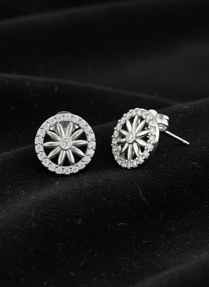 925 Ayar Gümüş Rodyum Renk Halo Çerçeveli Çiçek Detaylı Minimalist Küpe