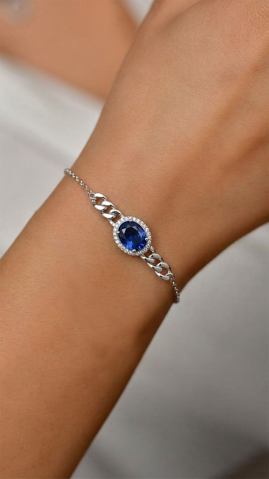 925 Ayar Gümüş Rodyum Renk Safir Taşlı Gurmet Zincir Detaylı Bileklik