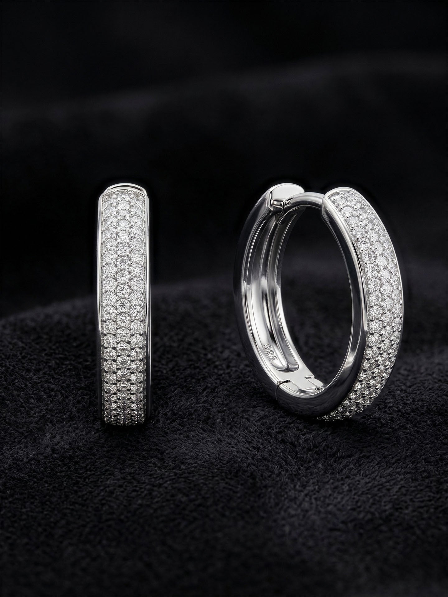 925 Ayar Gümüş Rodyum Renk Zirkon Taşlı Oval Formlu Üç Sıra Huggie Halka Küpe - Büyük