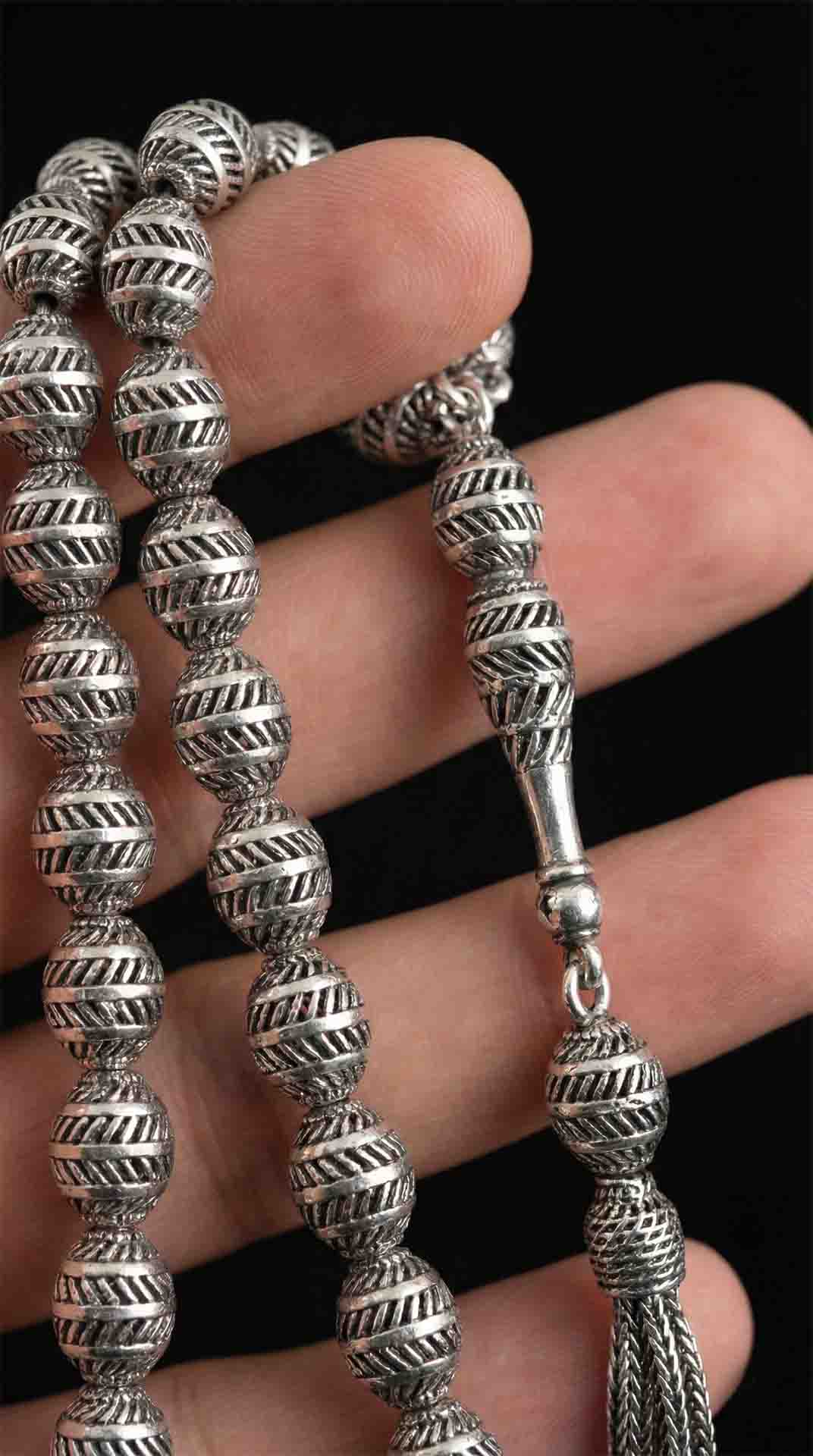 925 Ayar Oval Kesim 3 Kamçılı Püskül Orta Boy Çizgi Desenli Otantik Gümüş Tesbih