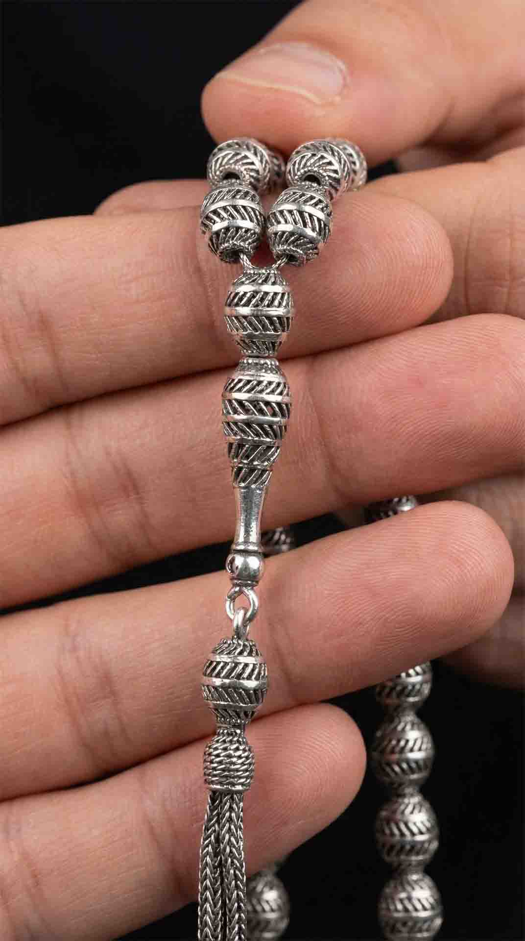 925 Ayar Oval Kesim 3 Kamçılı Püskül Orta Boy Çizgi Desenli Otantik Gümüş Tesbih