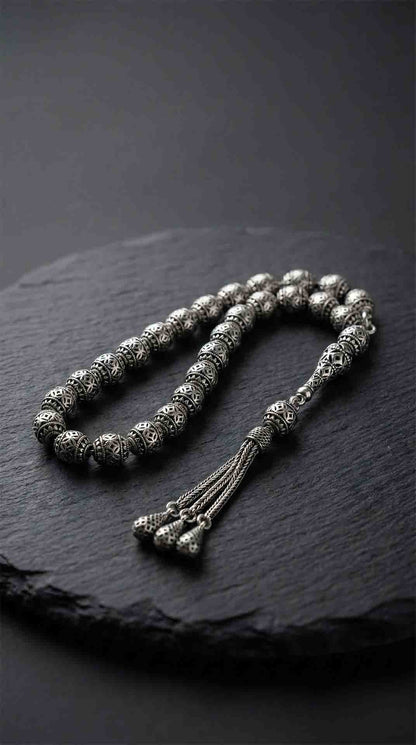 925 Ayar Oval Kesim 3 Kamçılı Püskül Orta Boy Çizgi Desenli Otantik Gümüş Tesbih