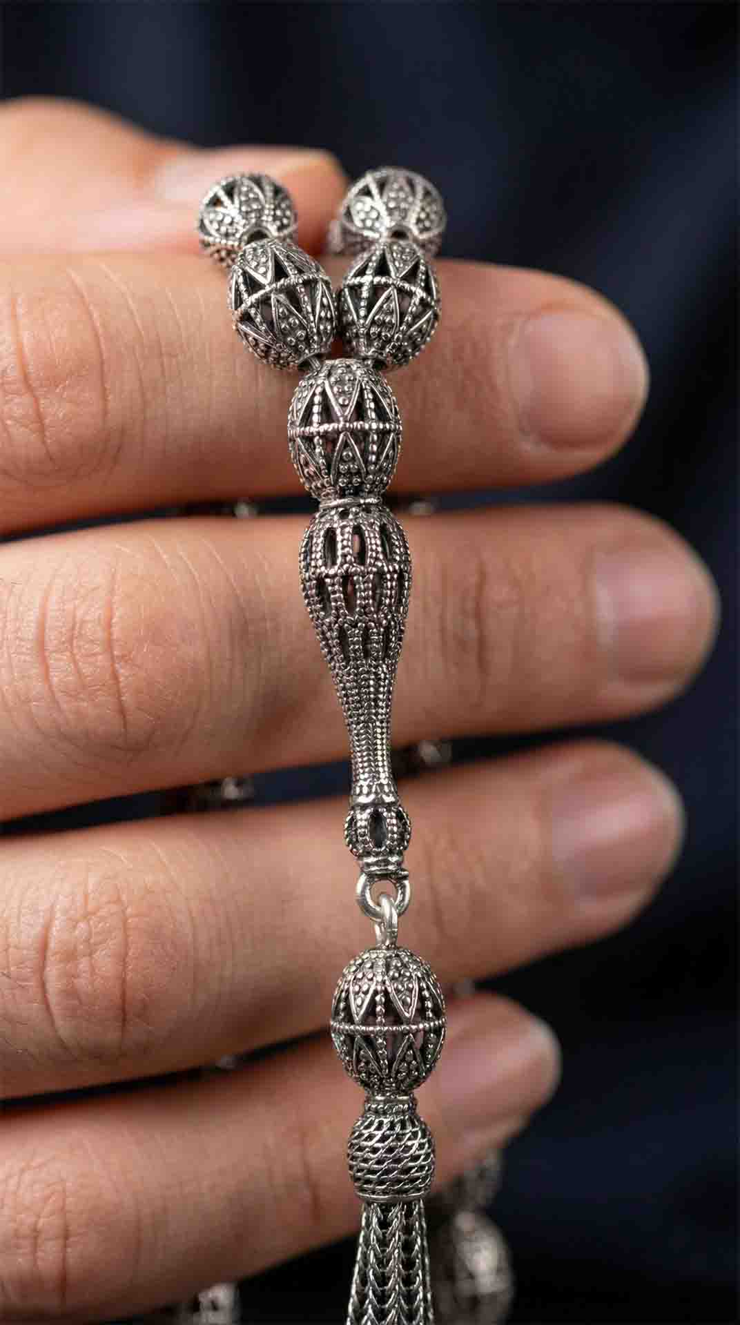 925 Ayar Oval Kesim 3 Kamçılı Püskül Orta Boy Karo Zırh Desenli Otantik Gümüş Tesbih