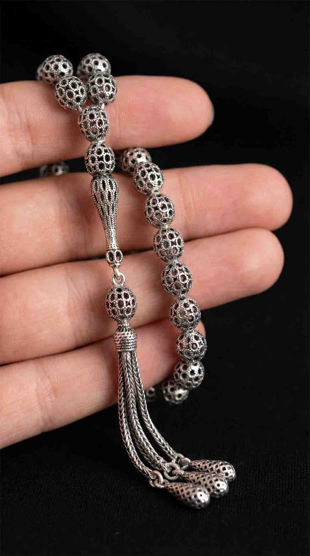 925 Ayar Oval Kesim 3 Kamçılı Püskül Orta Boy Kazaz Topu İşlemeli Otantik Gümüş Tesbih