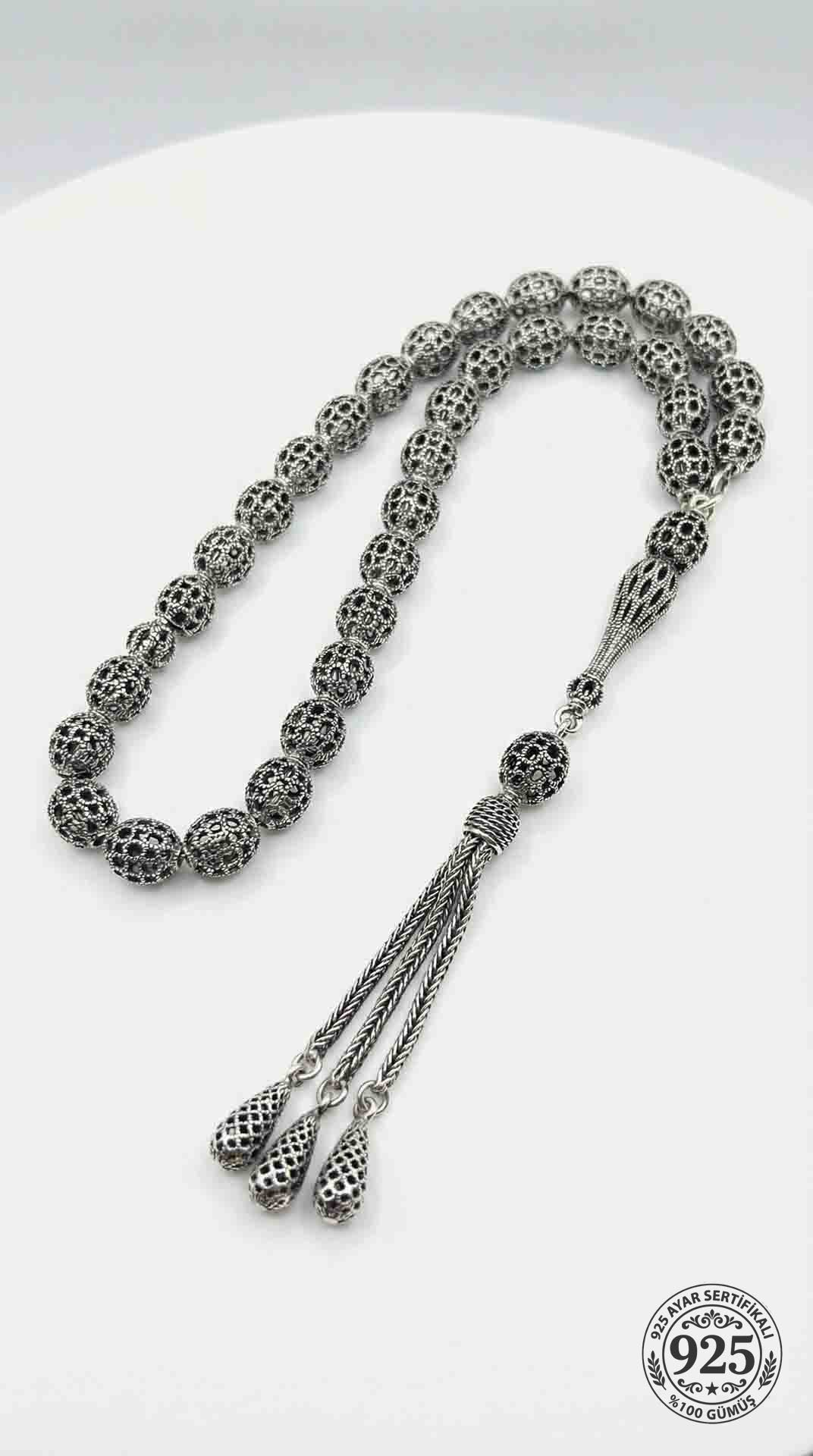 925 Ayar Oval Kesim 3 Kamçılı Püskül Orta Boy Kazaz Topu İşlemeli Otantik Gümüş Tesbih