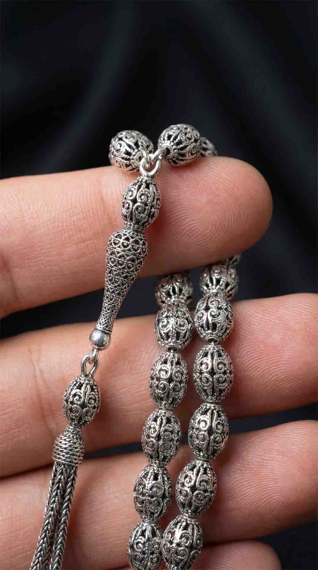 925 Ayar Oval Kesim 3 Kamçılı Püskül Orta Boy Lale Desenli Otantik Gümüş Tesbih