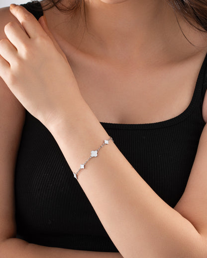 925 Ayar Rodyum Beyaz Mineli Yonca Charm Gümüş Bileklik