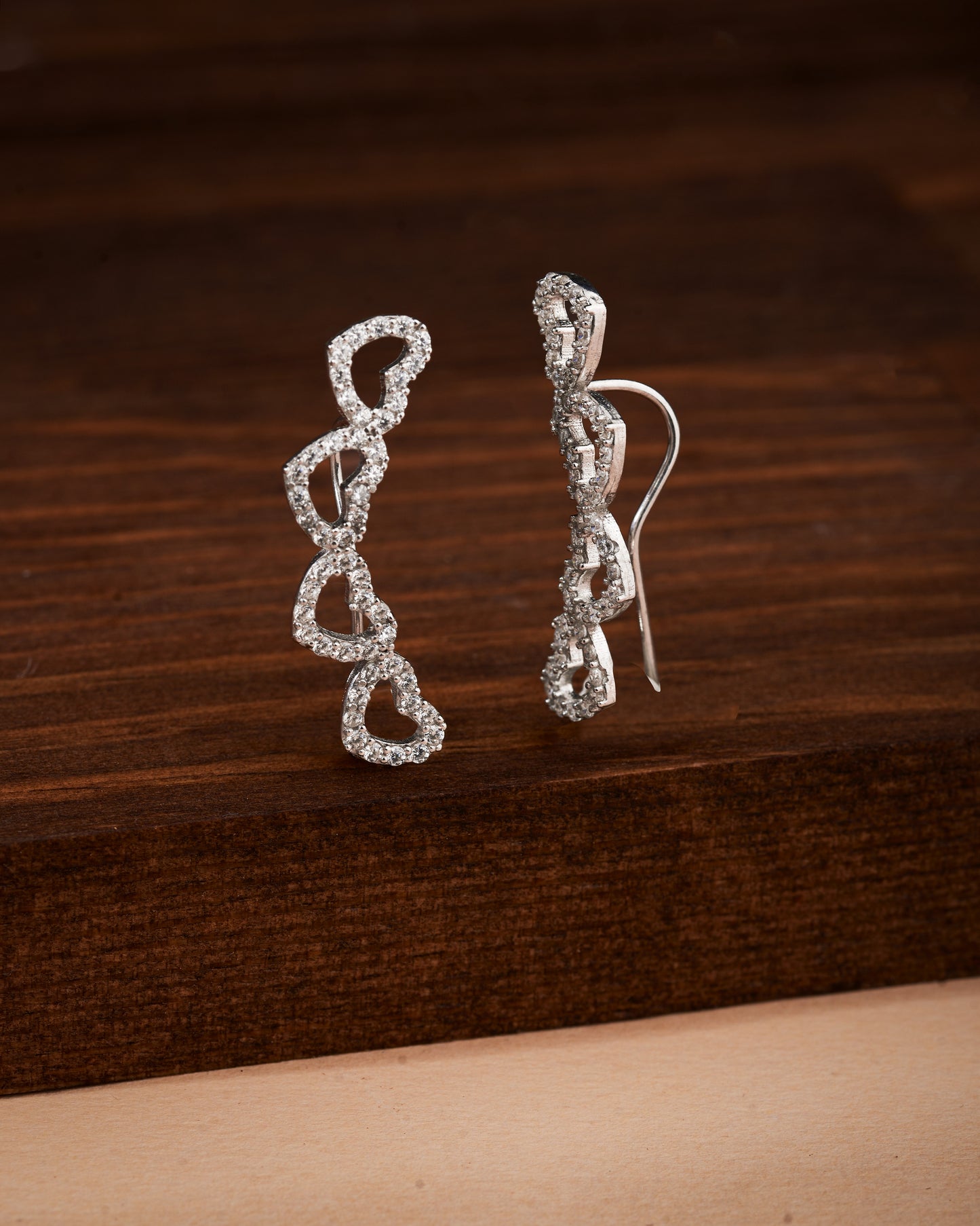 925 Ayar Rodyum Kalp Motifli Yatay Sarmaşık Gümüş Küpe