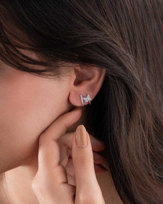 925 Ayar Rodyum Kelebek Motifli Piercing Görünümlü Çivili Gümüş Küpe (Çift Kullanım)