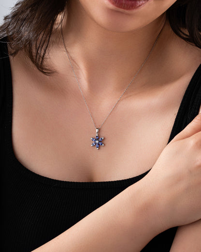 925 Ayar Safir Taşlı Rodyum Lotus Çiçeği Gümüş Kolye