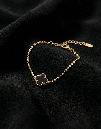 925 Ayar Siyah Oniks Taşlı Gold Tekli Yonca Gümüş Bileklik