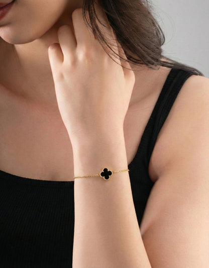 925 Ayar Siyah Oniks Taşlı Gold Tekli Yonca Gümüş Bileklik
