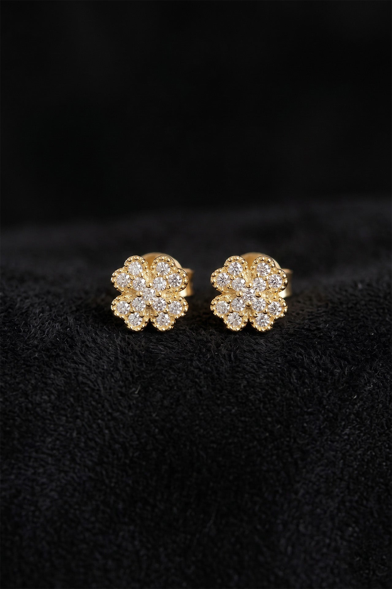 925 Ayar Zirkon Taşlı Gold Yonca Minimal Çivili Gümüş Küpe