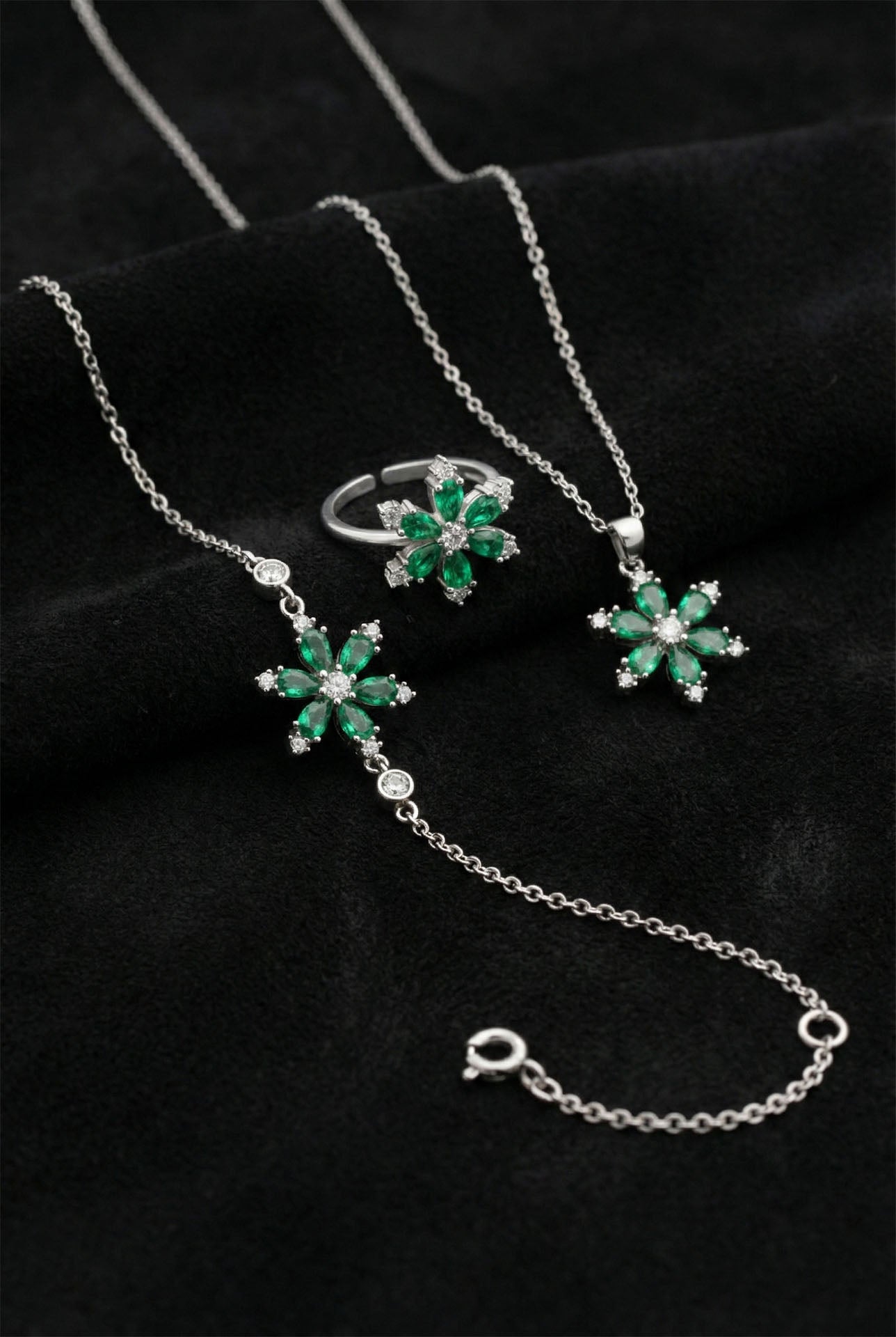 925 Ayar Zümrüt Taşlı Rodyum Lotus Çiçeği 3'lü Gümüş Set