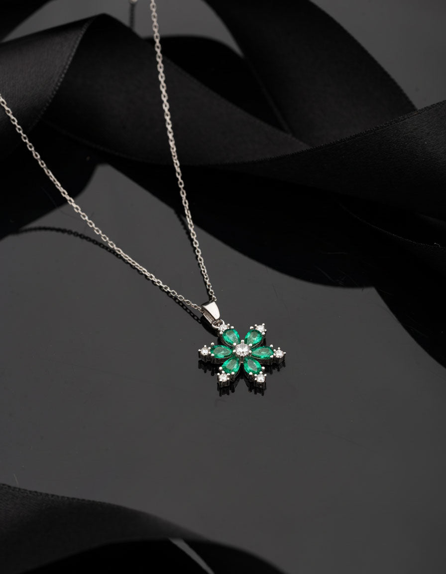925 Ayar Zümrüt Taşlı Rodyum Lotus Çiçeği Gümüş Kolye