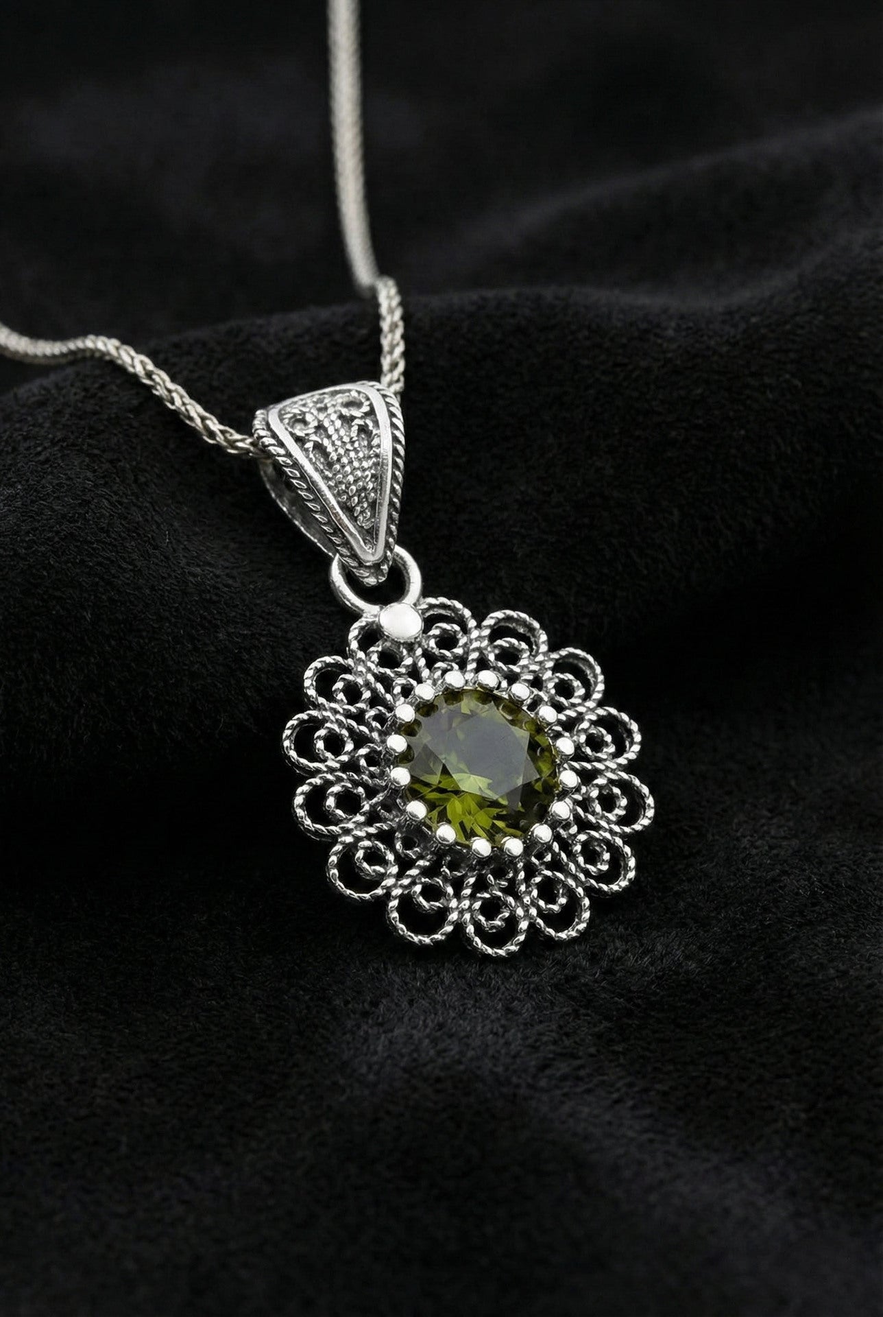925 Ayar Ağustos Peridot Doğum Taşı Çiçek Motifli Telkari Gümüş Kolye
