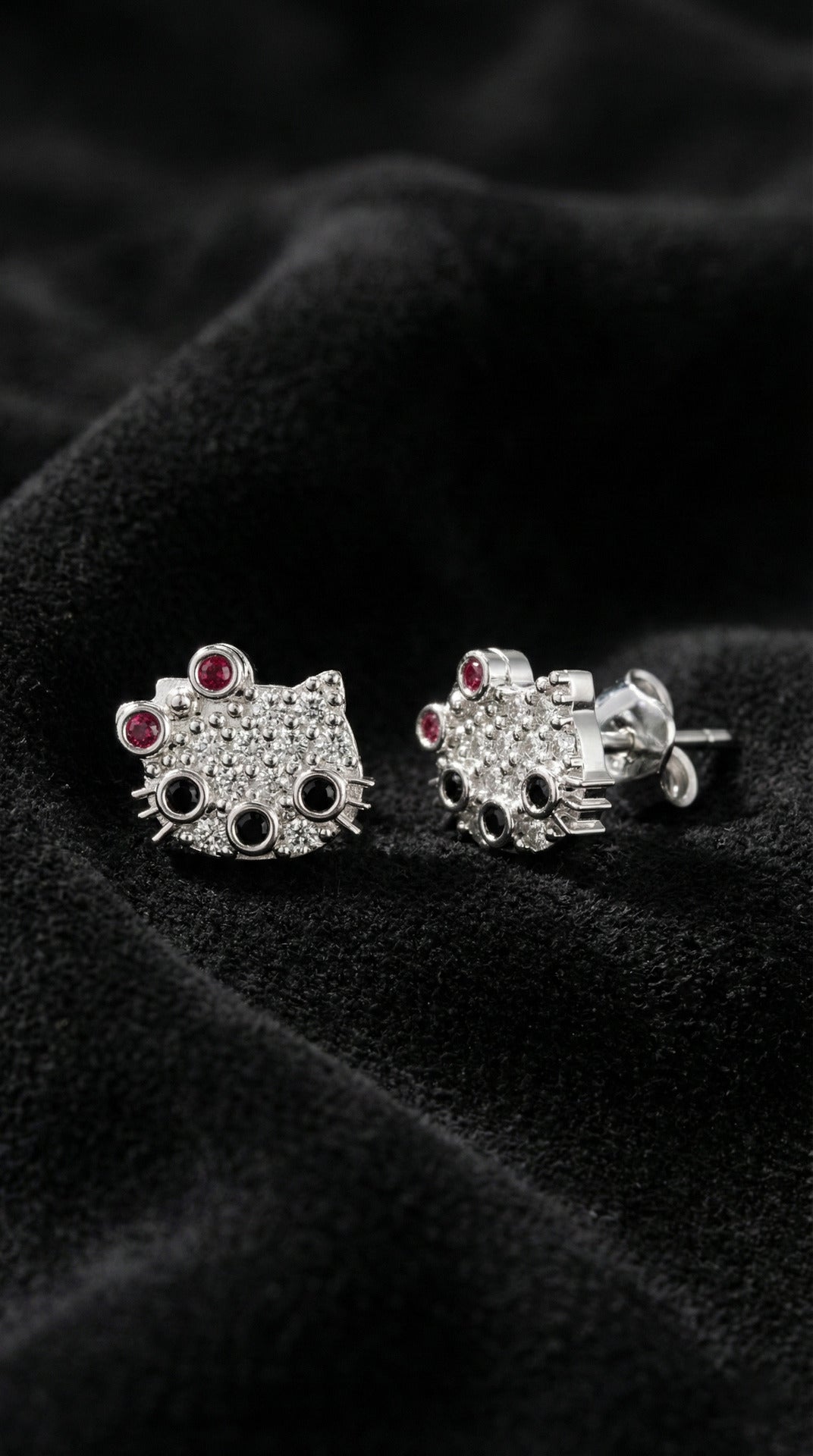 925 Ayar Mix Taşlı Rodyum Hello Kitty Çivili Minimal Gümüş Küpe