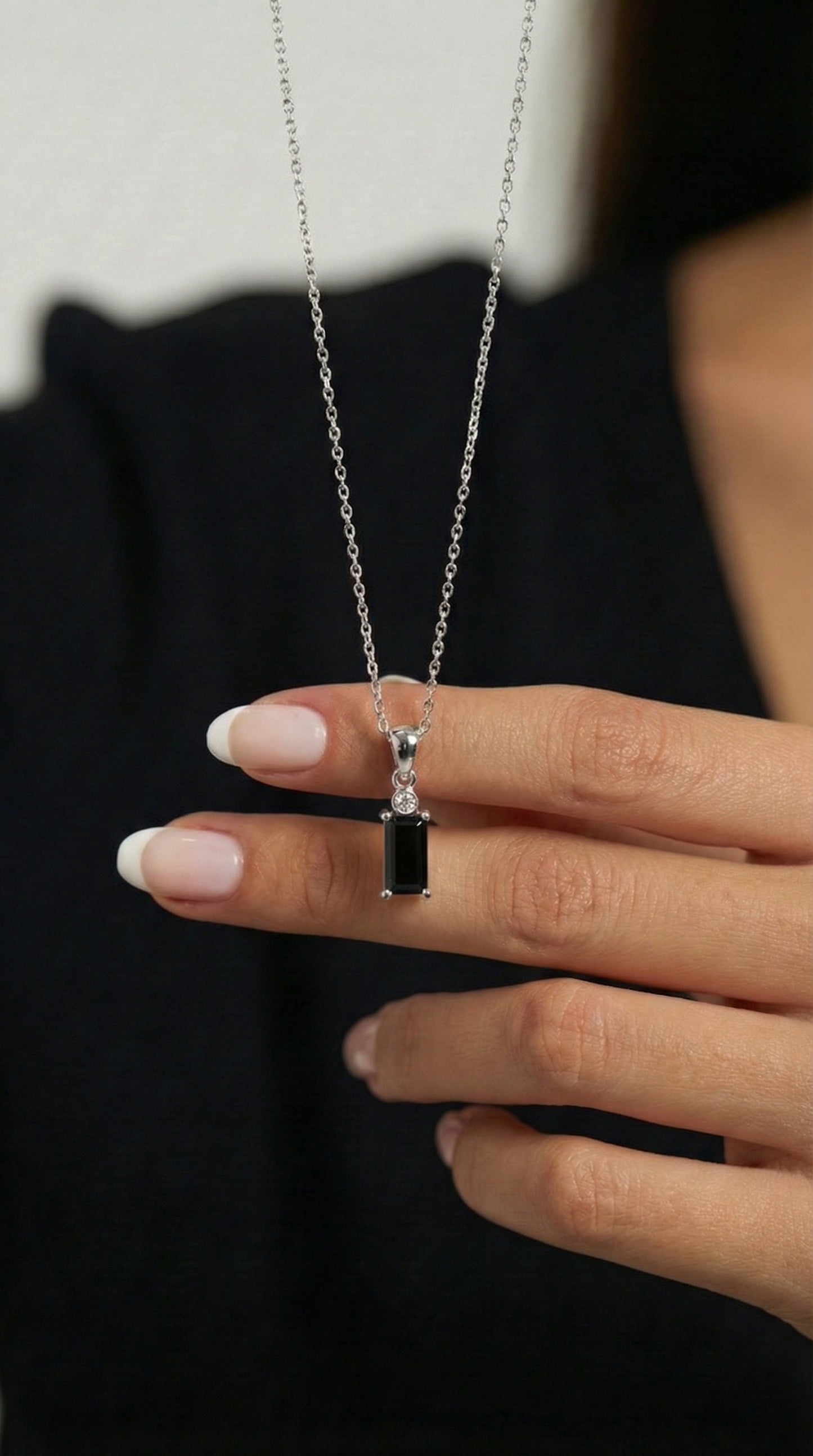 925 Ayar Aralık Oniks  Doğum Taşlı Rodyum Tektaş Baget Gümüş Kolye