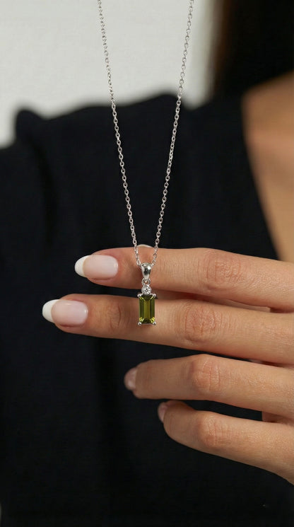 925 Ayar Ağustos Peridot Doğum Taşlı Rodyum Tektaş Baget Gümüş Kolye