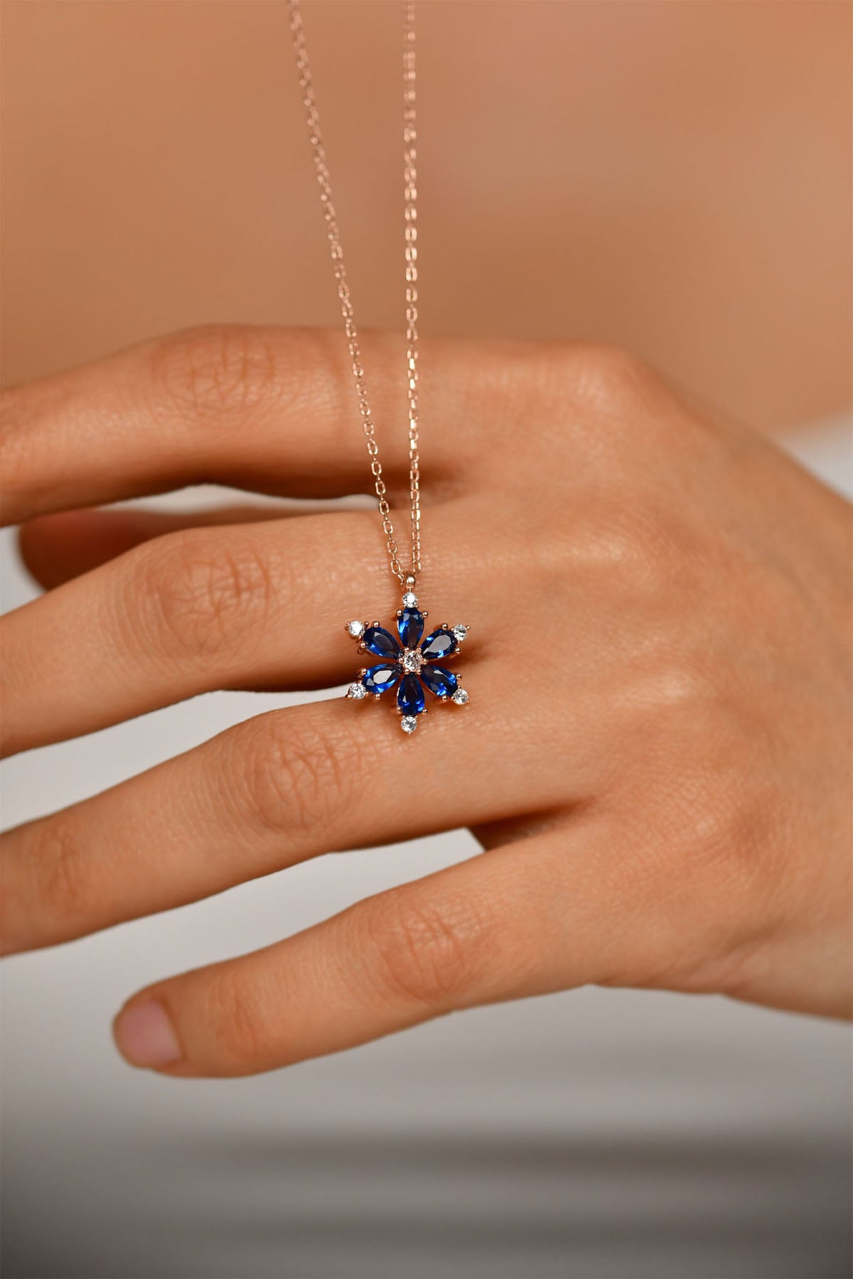 925 Ayar Safir Taşlı Rose Lotus Çiçeği Gümüş Kolye