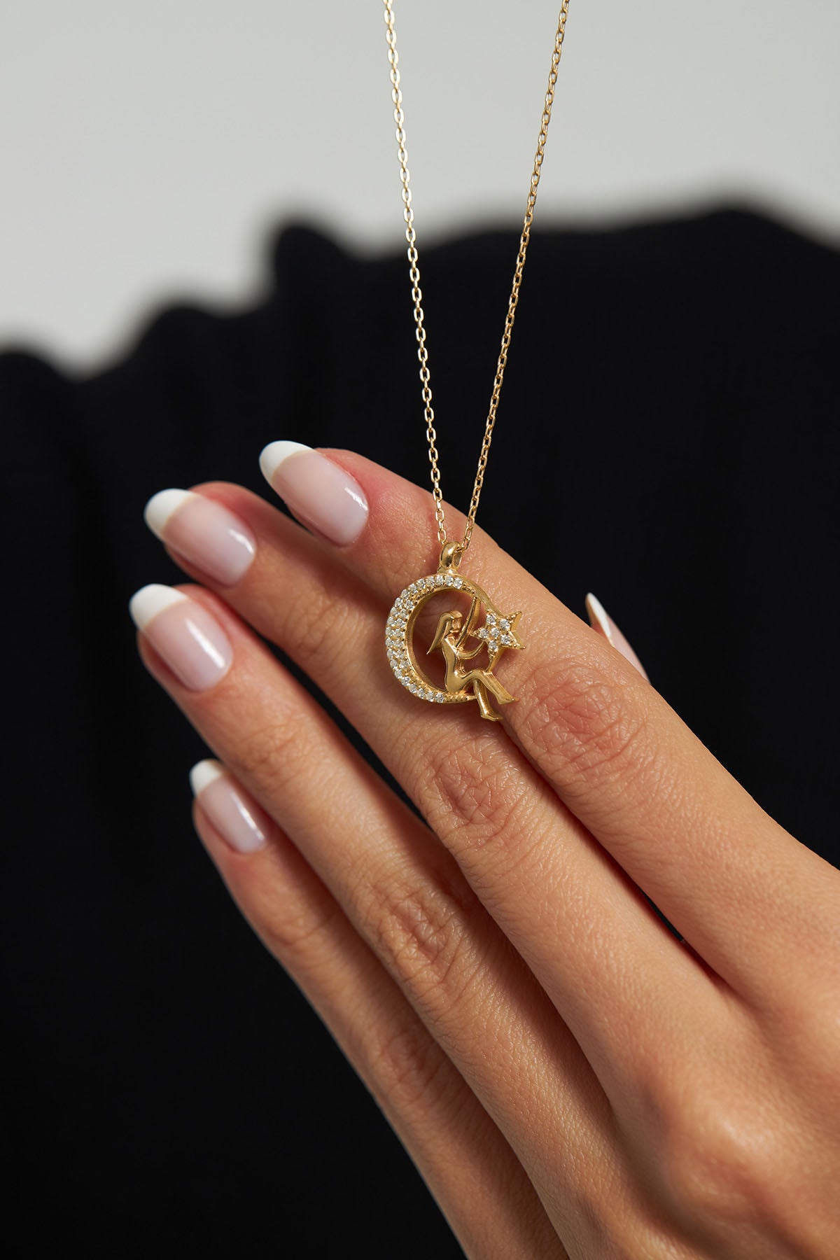 925 Ayar Zirkon Taşlı Gold Kız Figürlü Ay Yıldız Gümüş Kolye