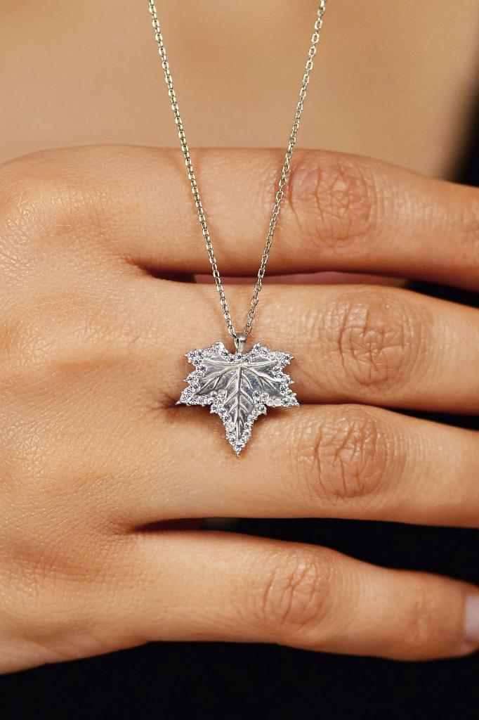 Zirkon Taşlı Rodyum Çınar Yaprağı Gümüş Kolye