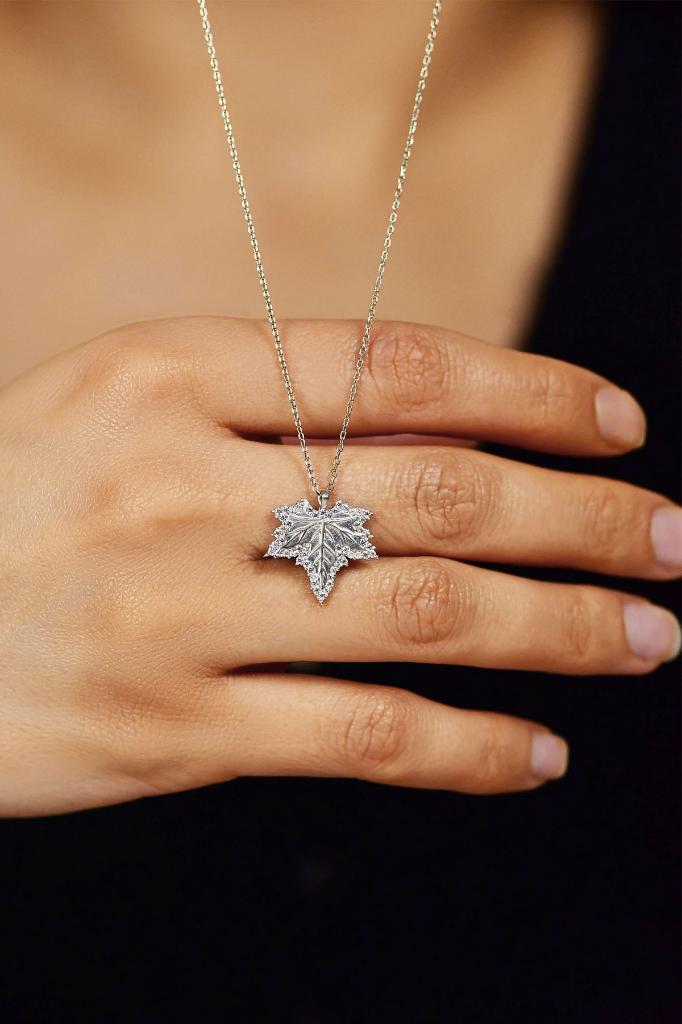 Zirkon Taşlı Rodyum Çınar Yaprağı Gümüş Kolye