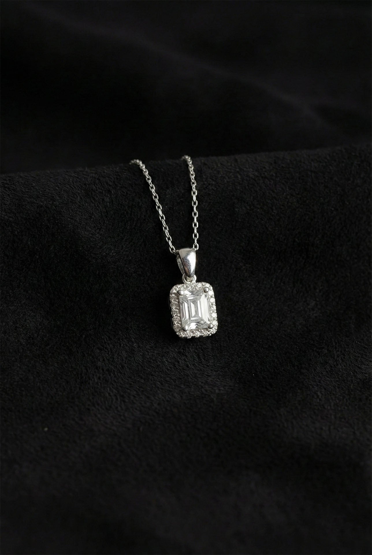 925 Ayar Zirkon Taşlı Rodyum Tektaş Baget Gümüş Kolye
