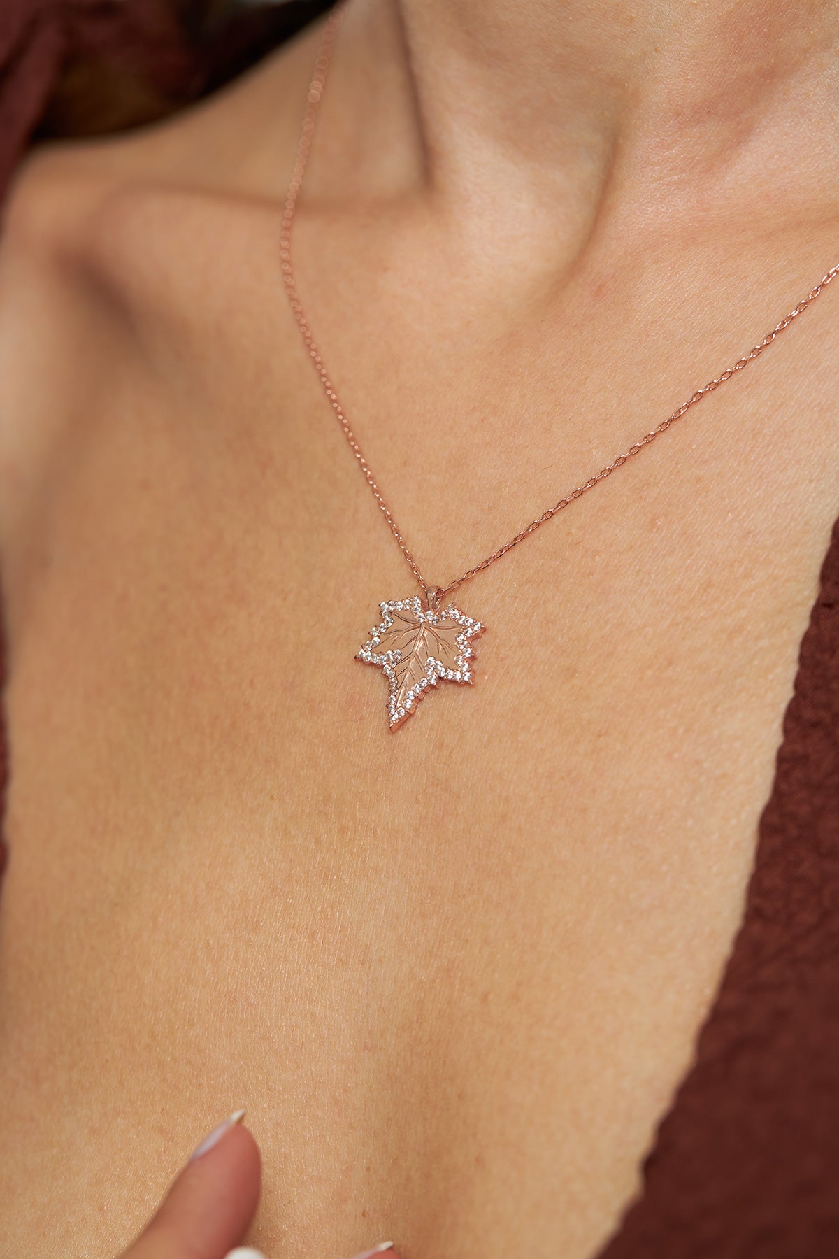 925 Ayar Zirkon Taşlı Rose Çınar Yaprağı Gümüş Kolye