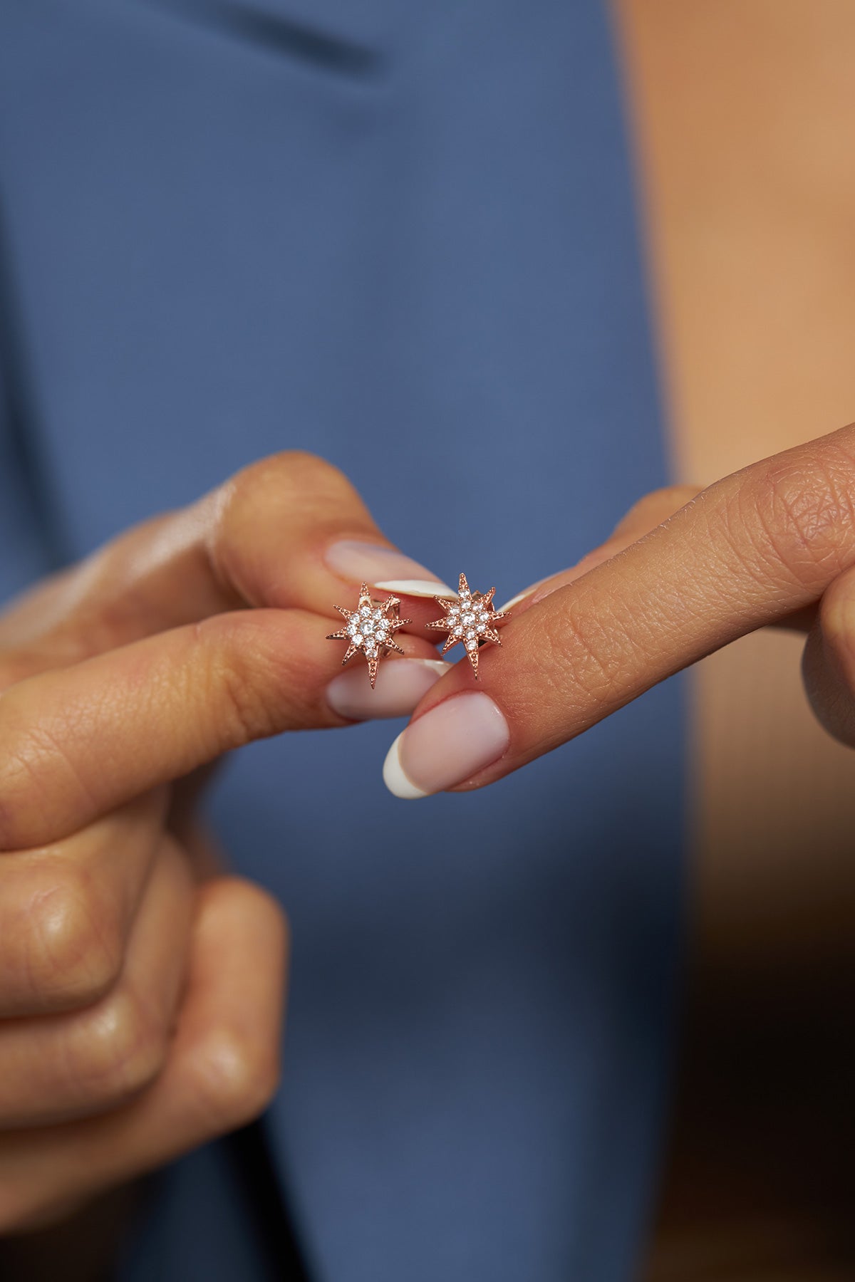 925 Ayar Zirkon Taşlı Rose Kutup Yıldızı Çivili Gümüş Küpe