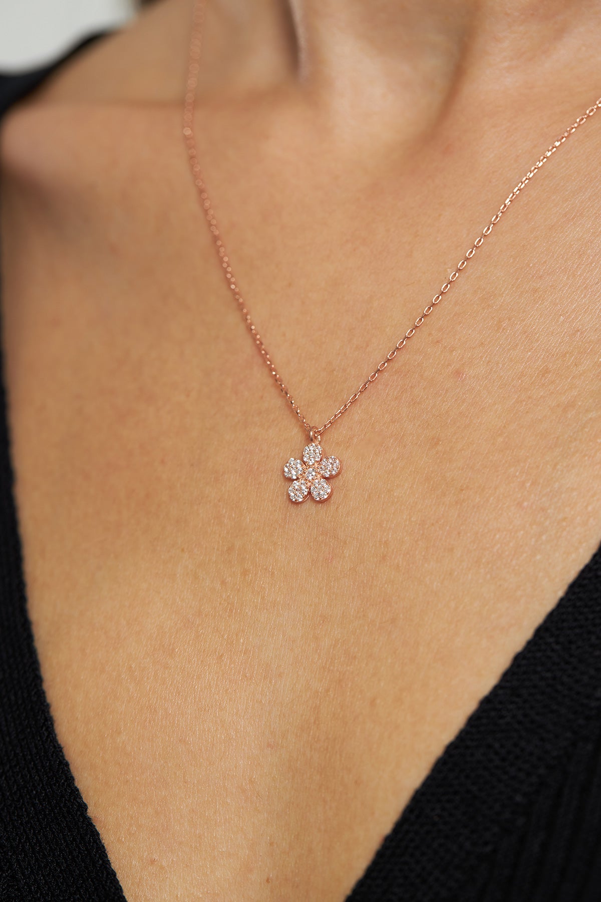 925 Ayar Zirkon Taşlı Rose Minimal Papatya Gümüş Kolye