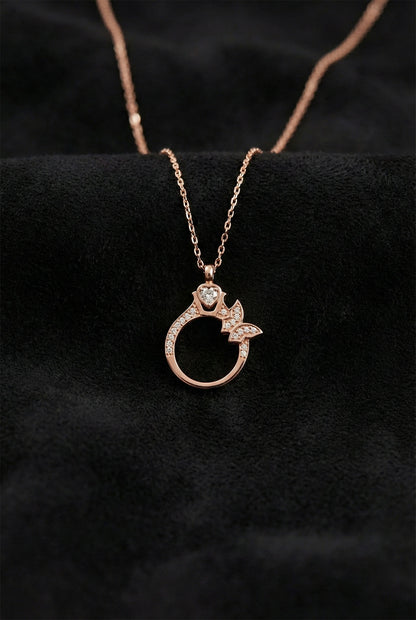 925 Ayar Zirkon Taşlı Rose Yüzük Motifli Gümüş Kolye