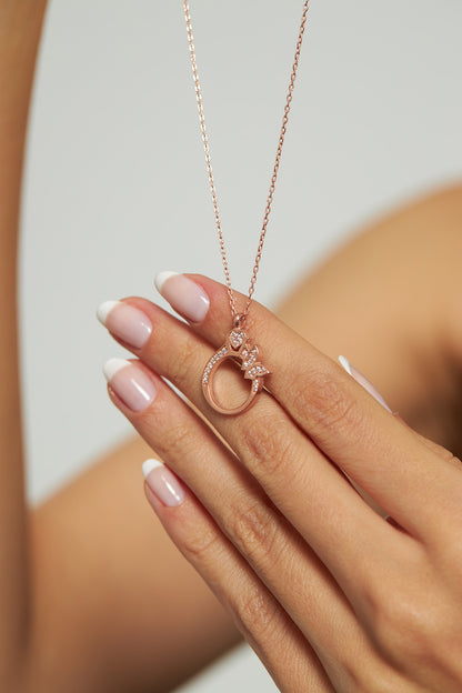 925 Ayar Zirkon Taşlı Rose Yüzük Motifli Gümüş Kolye