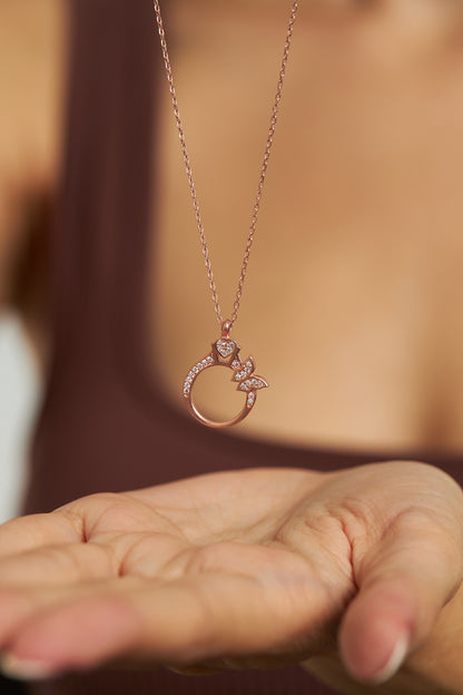 925 Ayar Zirkon Taşlı Rose Yüzük Motifli Gümüş Kolye